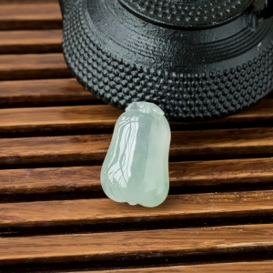 糯冰种晴水翡翠福瓜吊坠