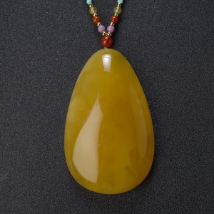 鸡油黄蜜蜡水滴吊坠