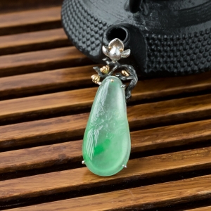 18K冰种飘翠翡翠一枝独秀吊坠