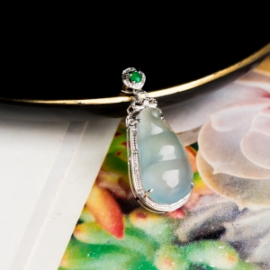 18K糯冰种淡晴水翡翠连中三元吊坠