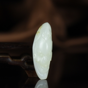 籽料和田白玉守护吊坠