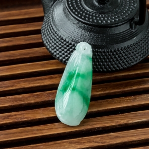 糯冰种飘翠翡翠福瓜吊坠