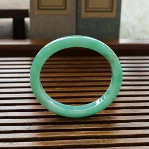 55.5mm糯种豆绿翡翠贵妃镯