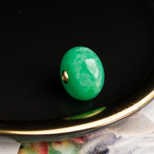 18K糯冰种豆绿翡翠路路通吊坠