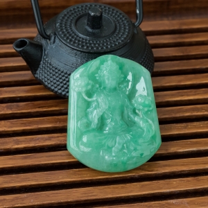 糯冰种翠绿翡翠大势至菩萨吊坠