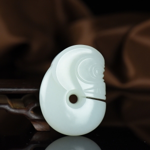 籽料和田白玉玉猪龙吊坠