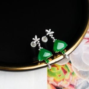 18K糯冰种阳绿翡翠耳坠