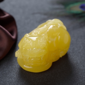 鸡油黄蜜蜡貔貅吊坠