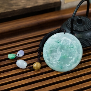 糯冰种飘翠翡翠山水意境吊坠