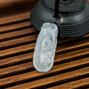 冰种翡翠如意吊坠