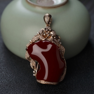 18K阿卡牛血红珊瑚随形吊坠