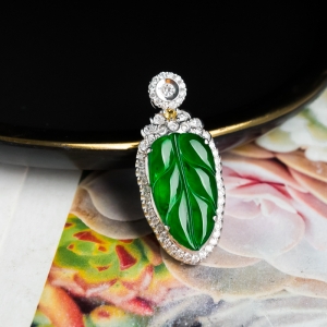 18K冰种阳绿翡翠金枝玉叶吊坠