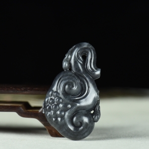 籽料和田玉青花如意吊坠