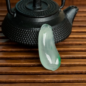 冰种飘翠翡翠福瓜吊坠