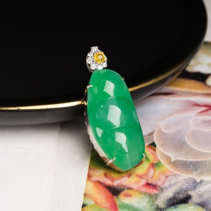 18K糯冰种翠绿翡翠连中三元吊坠