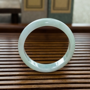 62mm糯冰种浅绿翡翠平安镯