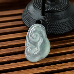 冰种晴水翡翠如意吊坠