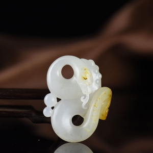 籽料和田白玉蛇吊坠