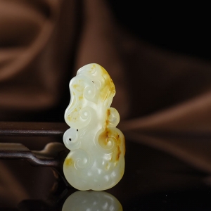 籽料和田白玉如意吊坠