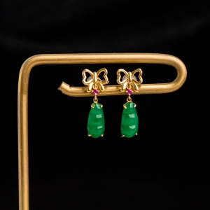 18K糯冰种翠绿翡翠福豆耳坠