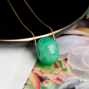 18K糯冰种豆绿翡翠路路通吊坠