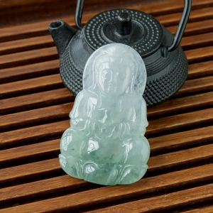糯冰种飘花翡翠观音吊坠