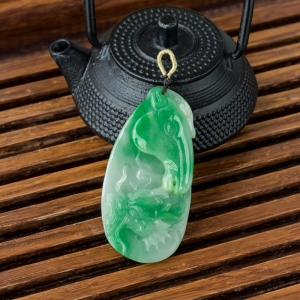 糯冰种飘翠翡翠龙马精神吊坠
