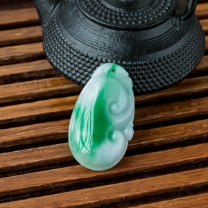 糯冰种飘翠翡翠如意吊坠