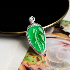 18K糯冰种阳绿翡翠金枝玉叶吊坠