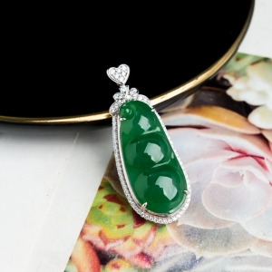 18K糯冰种翠绿翡翠连中三元吊坠