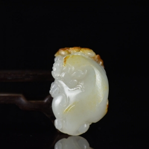 籽料和田青白玉貔貅吊坠