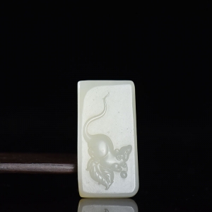 籽料和田白玉子鼠吊坠