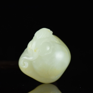 籽料和田白玉灵猴献寿吊坠