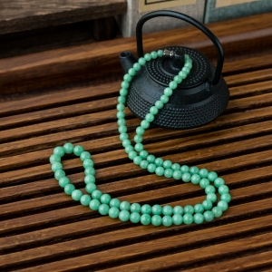 糯冰种浅绿翡翠塔链