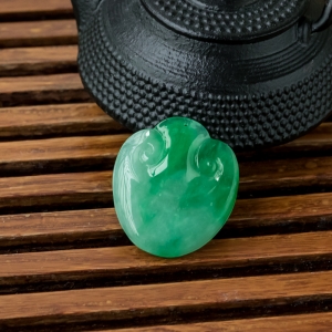 糯冰种飘翠翡翠如意吊坠