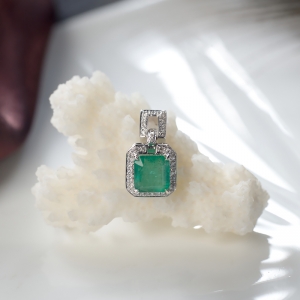 18K鲜绿祖母绿方形吊坠