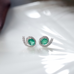 18K鲜绿祖母绿耳钉