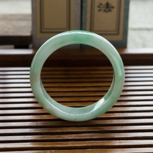 56.5mm糯冰种浅绿翡翠平安镯