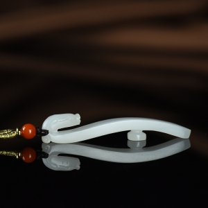 籽料和田白玉玉带钩吊坠