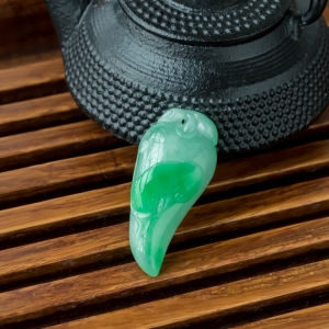 糯冰种飘翠翡翠福瓜吊坠