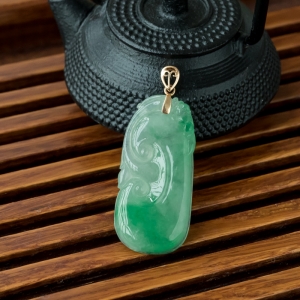 18K糯冰种飘翠翡翠如意吊坠