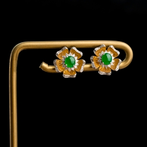 18K糯冰种翠绿翡翠耳钉