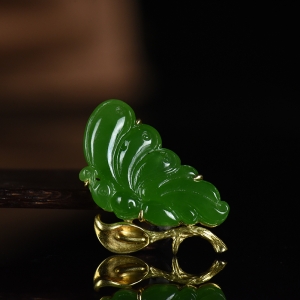 18K山料和田碧玉蝴蝶吊坠