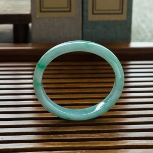 52.5mm糯冰种飘翠翡翠贵妃镯