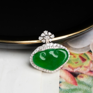 18K冰种阳绿翡翠如意吊坠