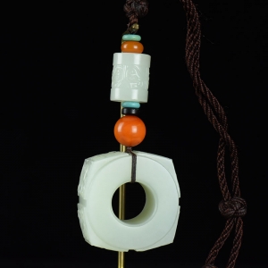 籽料和田白玉守护玉琮手把件