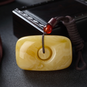 白花蜜蜡方形扣吊坠