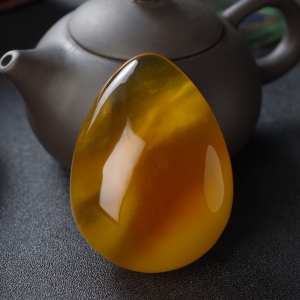 鸡油黄金绞蜜水滴吊坠