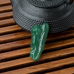 糯冰种深绿翡翠随形吊坠