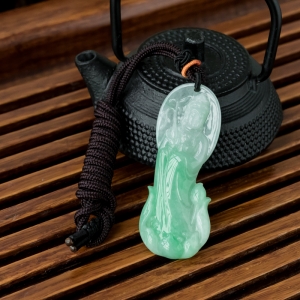 糯冰种飘翠翡翠观音吊坠